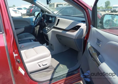 2016 Toyota Sienna Xle 8 Passenger z USA, uszkodzony, nr VIN 5TDYK3DC2GS738764